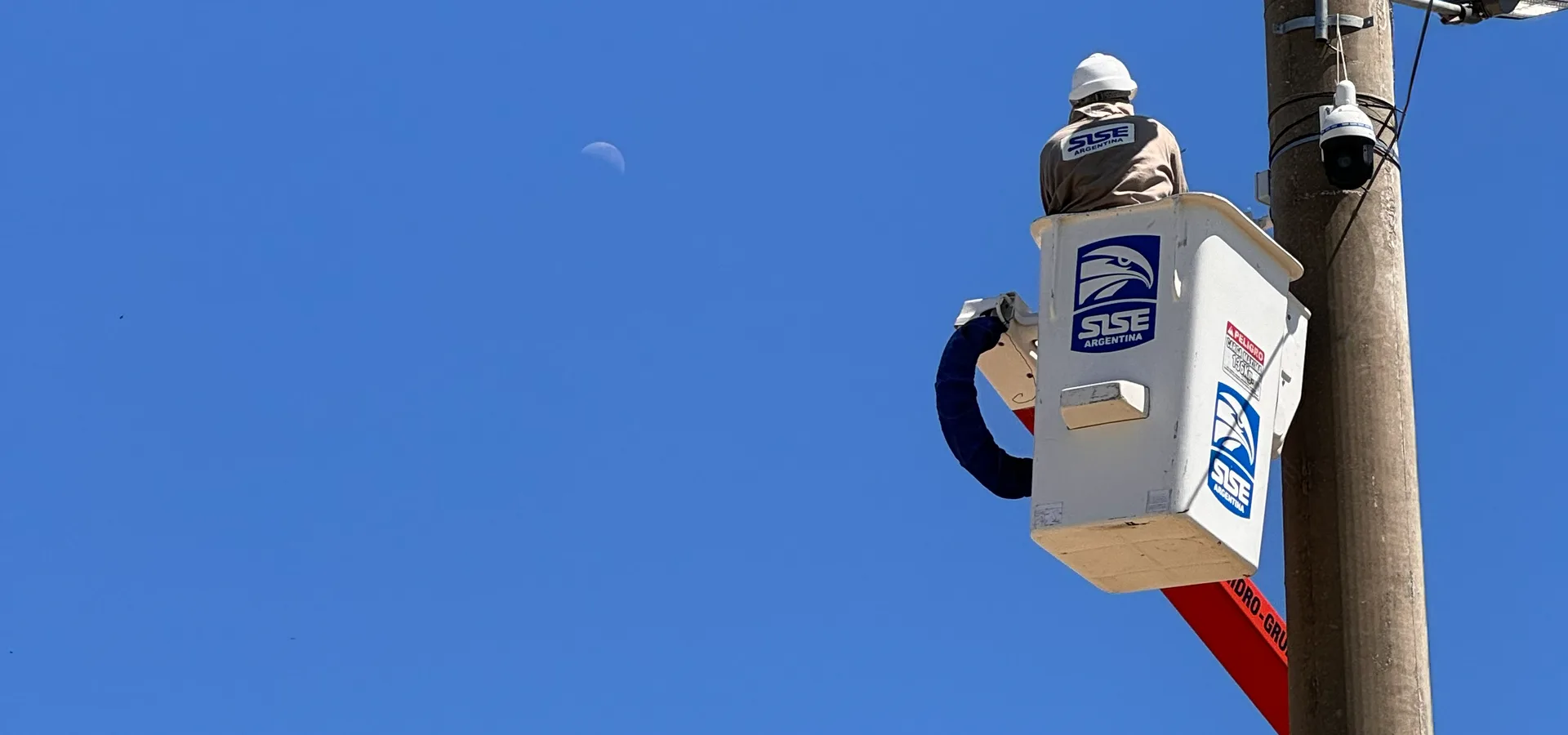 Técnico de SISE instalando una cámara de videovigilancia urbana