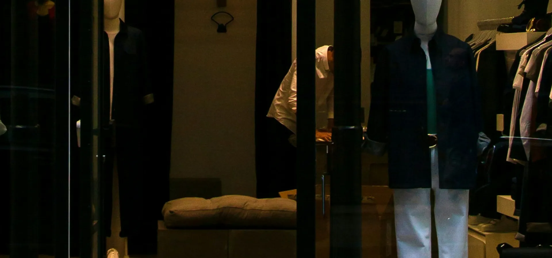 Vidriera de un comercio protegido con seguridad SISE